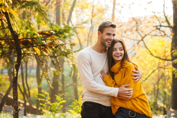 Hermosa Joven Feliz Pareja Enamorada Abrazando Mientras Pasa Tiempo Parque —  Fotos de Stock