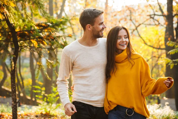 Bela Jovem Casal Feliz Amor Abraçando Enquanto Passa Tempo Parque — Fotografia de Stock