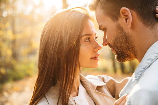 Primer Plano Una Hermosa Pareja Feliz Joven Enamorada Abrazando Mientras —  Fotos de Stock