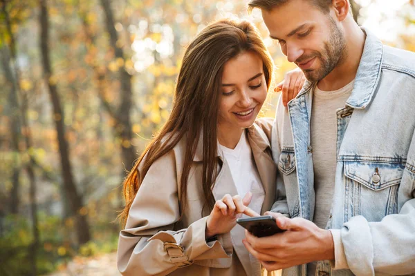 Bella Giovane Coppia Innamorata Usando Telefono Cellulare Mentre Trascorre Del — Foto Stock