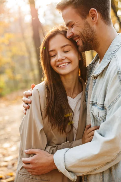 Krásný Mladý Šťastný Pár Lásce Objímání Při Trávení Času Podzimním — Stock fotografie