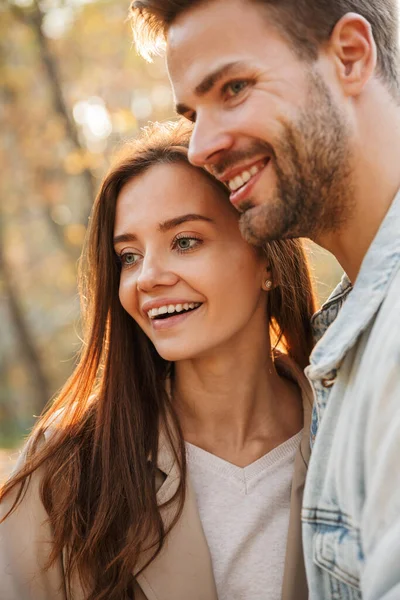 Beautiful Young Happy Couple Love Embracing While Spending Time Autumn — Stock Photo, Image