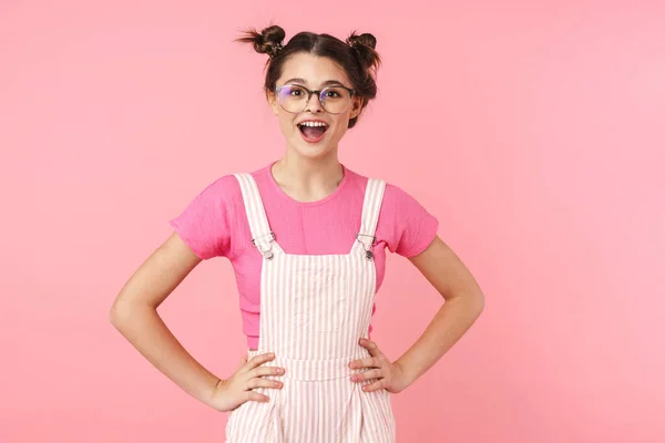 Opgewonden Mooie Gelukkige Tiener Meisje Staan Geïsoleerd Roze Achtergrond — Stockfoto