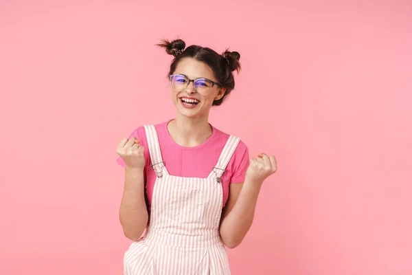 Entusiasmada Menina Adolescente Feliz Isolado Sobre Fundo Rosa Comemorando — Fotografia de Stock