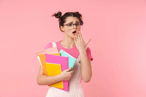 Härligt Upprörd Tonåring Flicka Stående Isolerad Över Rosa Bakgrund Bär — Stockfoto