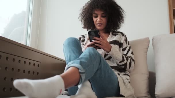 Joven Complacido Bastante Africana Rizado Mujer Interior Casa Utilizando Teléfono — Vídeo de stock