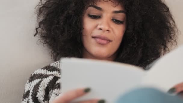 Increíble Mujer Rizada Bastante Africana Interior Casa Libro Lectura — Vídeos de Stock