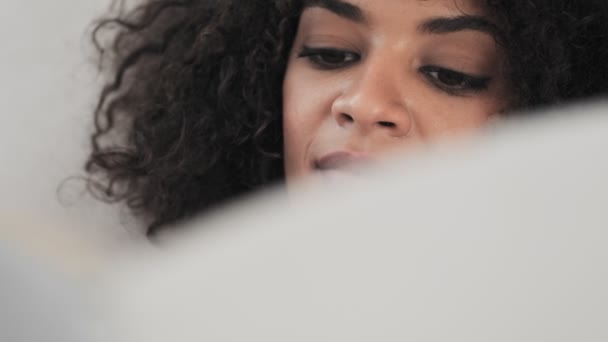 Jeune Femme Frisée Africaine Concentrée Heureuse Intérieur Maison Livre Lecture — Video