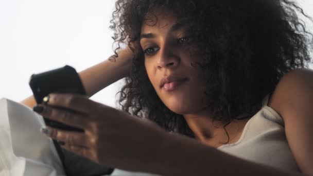 Молода Досить Оптимістична Африканська Кучерява Жінка Приміщенні Допомогою Мобільного Телефону — стокове відео