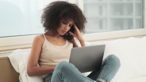 Mujer Seria Africana Cansada Joven Interior Casa Usando Computadora Portátil — Vídeo de stock