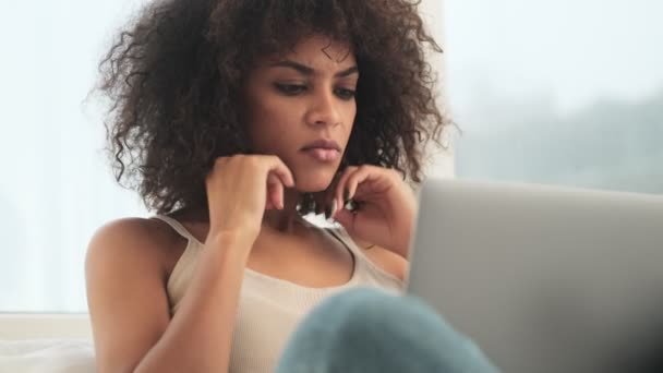 Jovem Afro Sério Cansado Encaracolado Mulher Dentro Casa Usando Computador — Vídeo de Stock