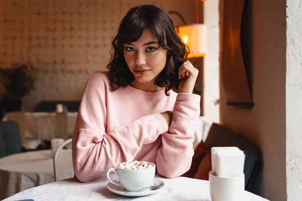 Immagine Una Bella Giovane Donna Piuttosto Felice All Interno Caffè — Foto Stock