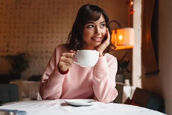 Image Une Belle Jeune Jolie Femme Heureuse Intérieur Dans Café — Photo