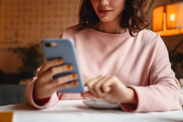 Foto Recortada Una Guapa Morena Joven Interior Cafetería Bebiendo Café — Foto de Stock