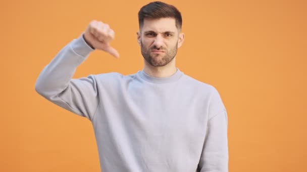 Young Negative Man Isolated Yellow Wall Background Showing Thumbs — Stock Video