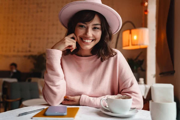 Foto Una Bella Allegra Felice Splendida Bruna Giovane Donna Coperto — Foto Stock