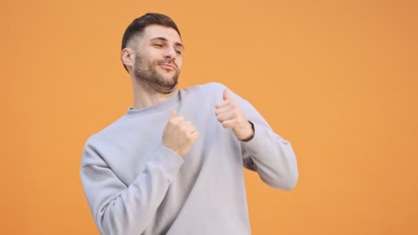 Jeune Homme Heureux Positif Isolé Sur Fond Mur Jaune Danse — Video