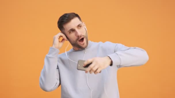 Joven Hombre Optimista Aislado Sobre Fondo Pared Amarillo Bailando Escuchando — Vídeo de stock