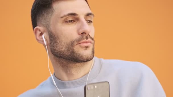 배경으로 고립된 이어폰을 음악을 들으면서 — 비디오
