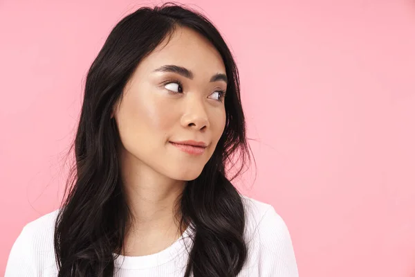 Close Van Een Aantrekkelijke Jonge Aziatische Vrouw Geïsoleerd Roze Achtergrond — Stockfoto