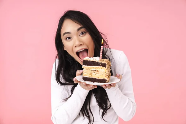 Glada Unga Asiatiska Kvinna Firar Födelsedag Med Tårta Platta Isolerad — Stockfoto