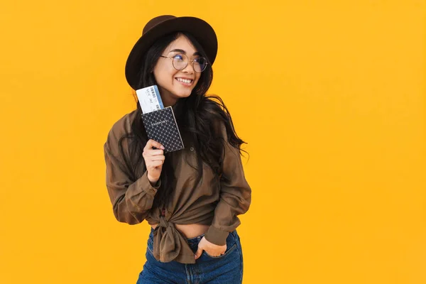 Веселая Молодая Азиатка Показывает Паспорт Билетами Самолет Изолированы Желтом Фоне — стоковое фото