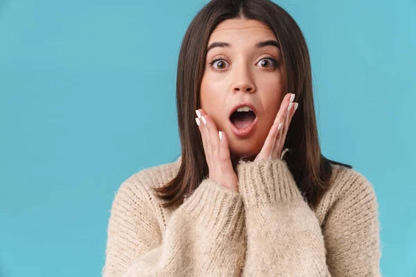 Image Shocked Caucasian Woman Sweater Expressing Surprise Camera Isolated Blue — Stock Photo, Image