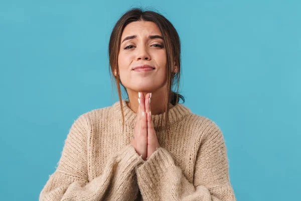 Imagem Jovem Bela Mulher Posando Com Palmas Juntas Isoladas Sobre — Fotografia de Stock