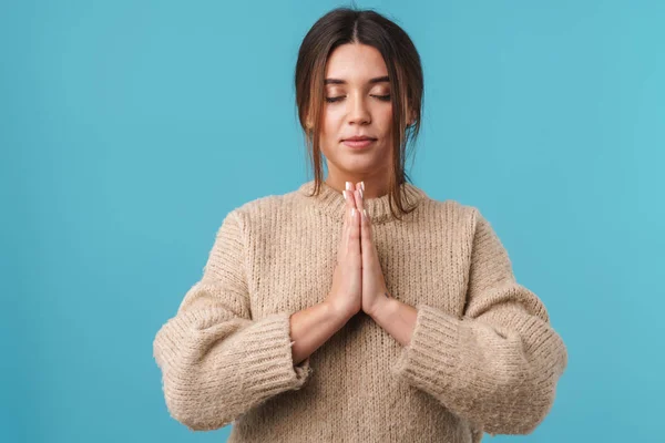 Imagem Mulher Bonita Calma Meditando Segurando Palmas Juntas Isoladas Sobre — Fotografia de Stock