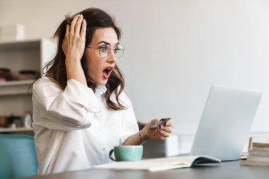 Çekici, kafeterya masasında dizüstü bilgisayarla oturan, kredi kartıyla online alışveriş yapan esmer bir iş kadını için şok etkisi yarattı.