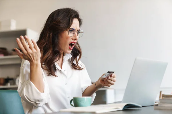 Atractivo Sorprendido Molesto Joven Morena Empresaria Sentada Mesa Cafetería Con — Foto de Stock