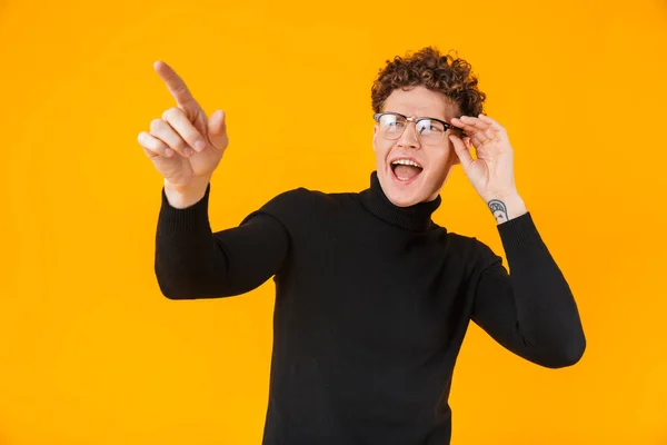 Obrázek Mladého Vzrušeného Muže Brýlích Ukazující Prstem Stranou Izolované Přes — Stock fotografie