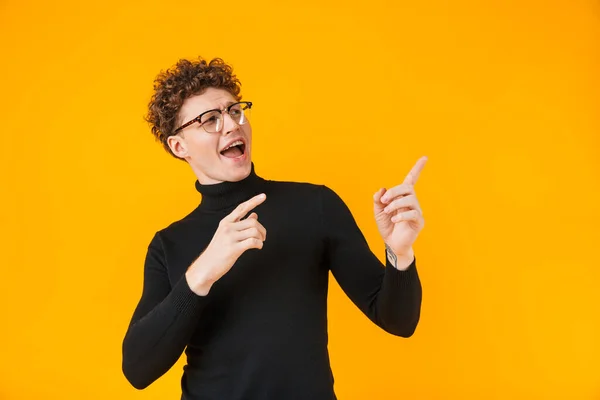 Obrázek Mladého Vzrušeného Muže Brýlích Ukazující Prsty Stranou Izolované Přes — Stock fotografie