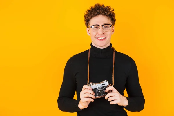 Imagem Jovem Homem Alegre Óculos Sorrindo Usando Câmera Retro Isolado — Fotografia de Stock
