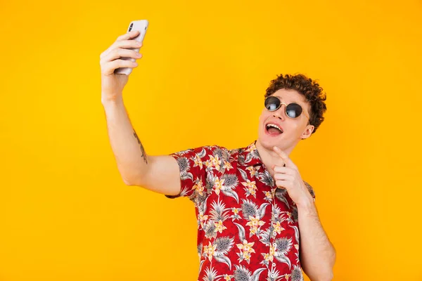 Imagen Joven Encantado Tomando Selfie Señalando Con Dedo Teléfono Celular — Foto de Stock