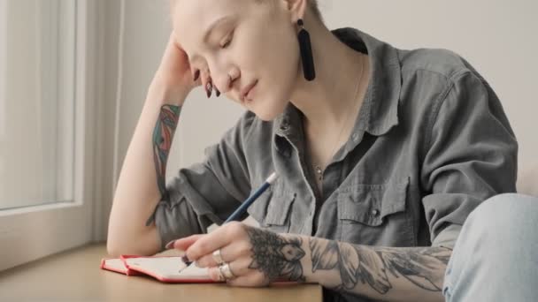 Evde Rastalı Saçları Olan Genç Güzel Bir Kız Notlar Yazıyor — Stok video