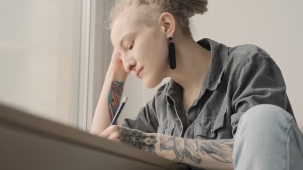 Junge Erstaunliche Hübsche Mädchen Mit Dreadlocks Drinnen Schreiben Notizen — Stockvideo