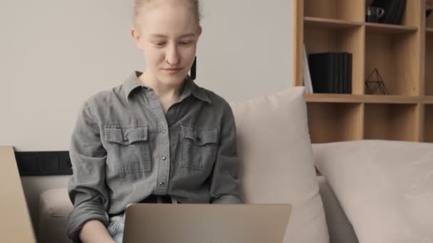 Jong Geconcentreerd Mooi Meisje Met Dreadlocks Binnen Met Behulp Van — Stockvideo