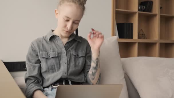 Joven Chica Bonita Con Rastas Interior Usando Ordenador Portátil — Vídeos de Stock