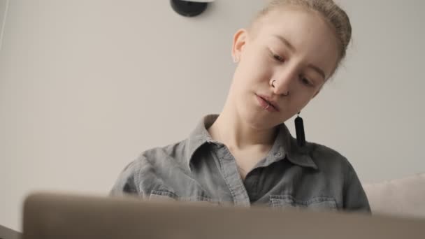 Geconcentreerd Geweldig Meisje Met Dreadlocks Binnen Met Behulp Van Laptop — Stockvideo