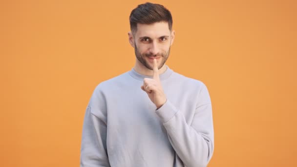 Jeune Homme Heureux Souriant Isolé Sur Fond Mur Jaune Montrant — Video