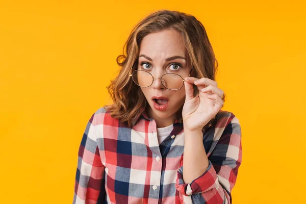 Afbeelding Van Jonge Mooie Vrouw Met Bril Geruite Shirt Die — Stockfoto