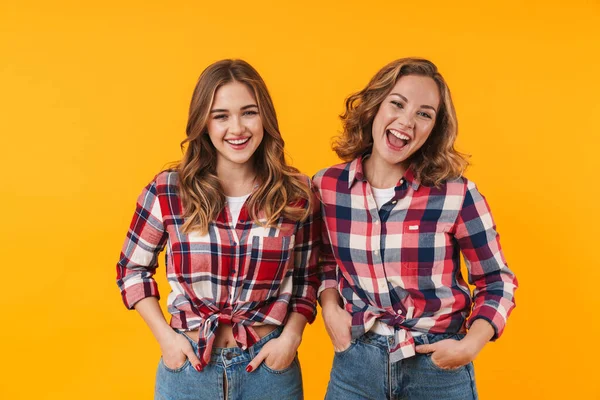Изображение Двух Молодых Красивых Девушек Клетчатой Рубашке Улыбающихся Стоящих Скрещенными — стоковое фото