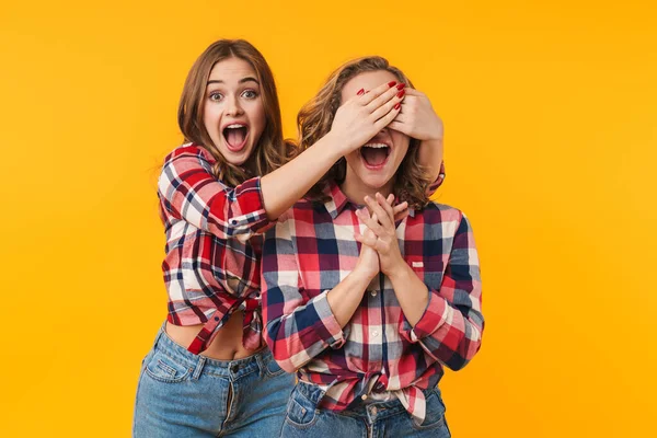 Imagen Joven Hermosa Niña Sonriendo Cubriendo Los Ojos Mujer Pie —  Fotos de Stock