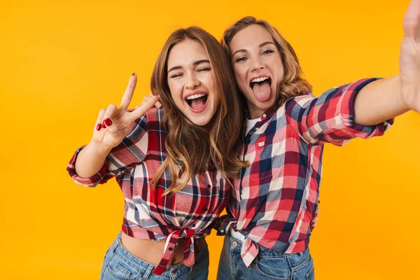 Bild Von Zwei Jungen Schönen Mädchen Tragen Kariertes Hemd Lächelnd — Stockfoto