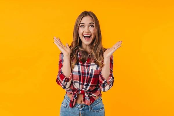 Obraz Szczęśliwej Młodej Atrakcyjnej Kobiety Noszącej Koszulę Kratę Krzyczy Podnosi — Zdjęcie stockowe