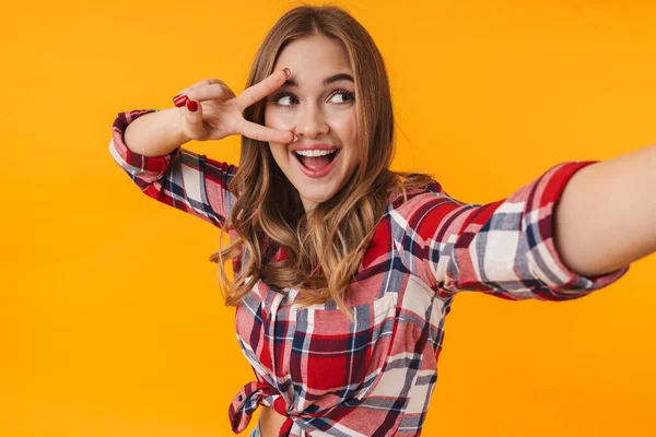 Wizerunek Szczęśliwej Młodej Atrakcyjnej Kobiety Noszącej Koszulę Kratę Uśmiechniętej Podczas — Zdjęcie stockowe