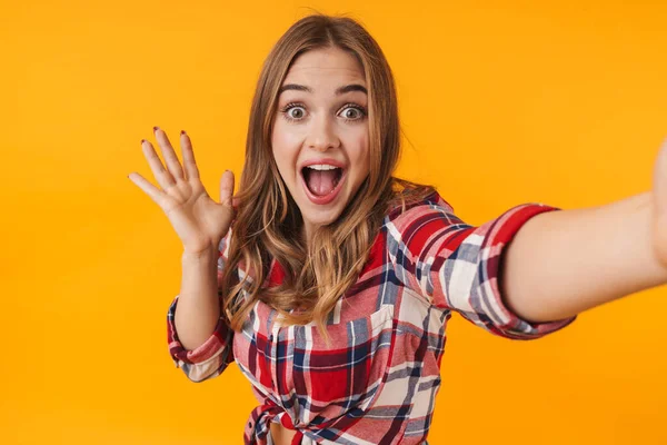 Afbeelding Van Gelukkige Jonge Aantrekkelijke Vrouw Dragen Geruite Shirt Glimlachen — Stockfoto