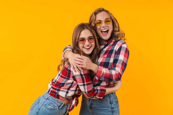 Gambar Dua Gadis Cantik Mengenakan Kemeja Kotak Kotak Tersenyum Dan — Stok Foto