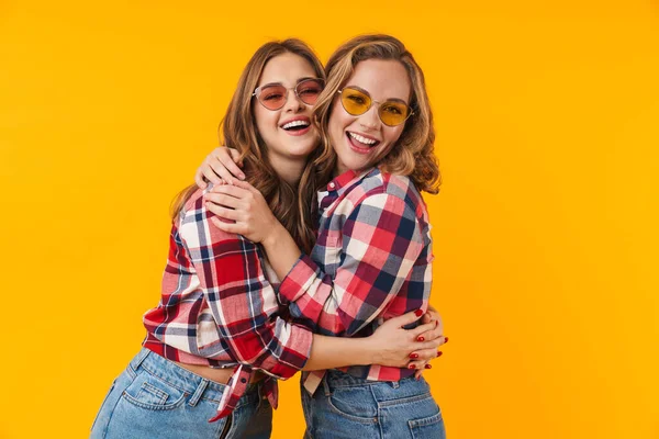 Afbeelding Van Twee Jonge Mooie Meisjes Dragen Geruite Shirts Glimlachen — Stockfoto